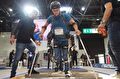 Niek lopende in de Symbitron+ Exoskeleton