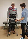 Dennie Jager lopende in een Indego Exoskelet